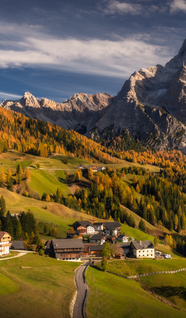 Поселение в горах Альпы, Италия