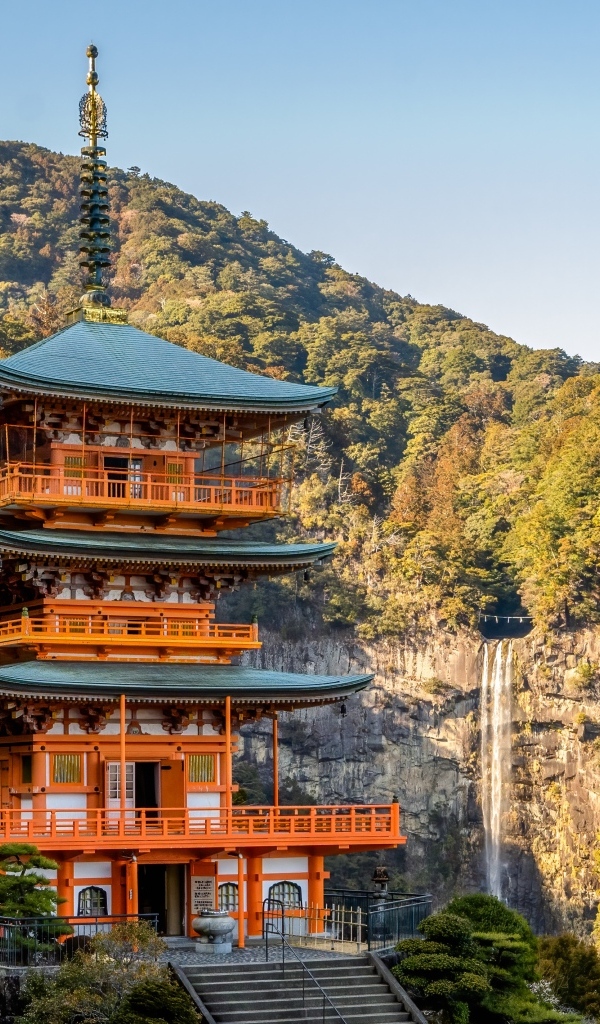 Красивое здание в горах, Япония