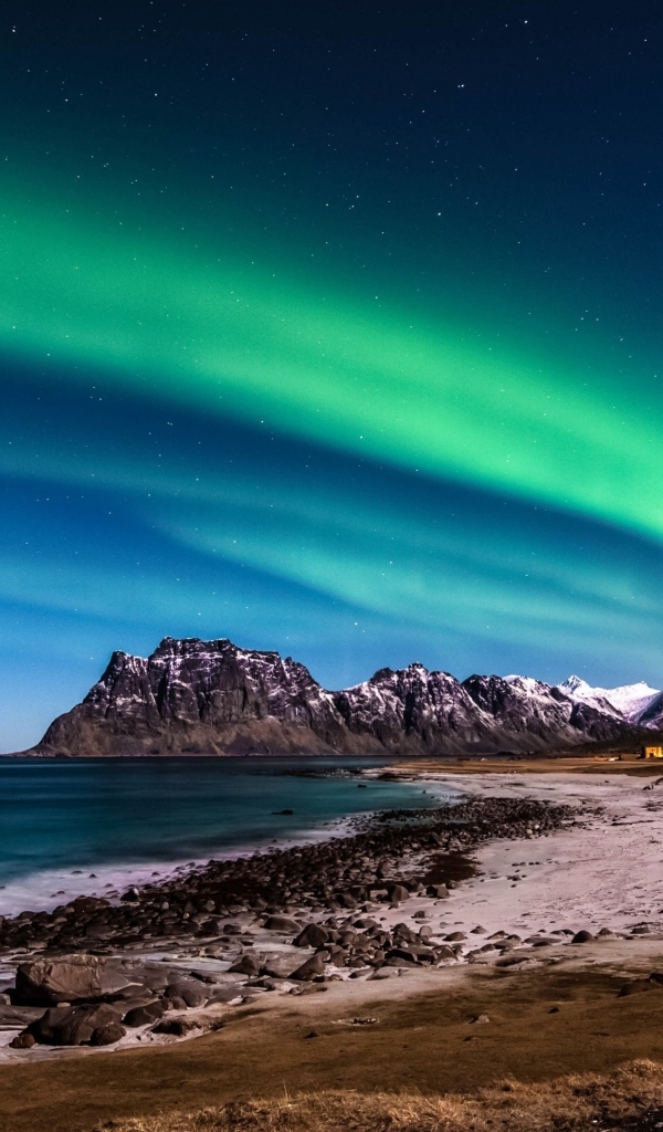 Красивое полярное сияние над Лофотенскими островами, Норвегия