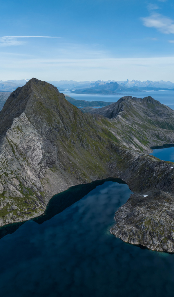 Высокие горы с голубым озером, Норвегия