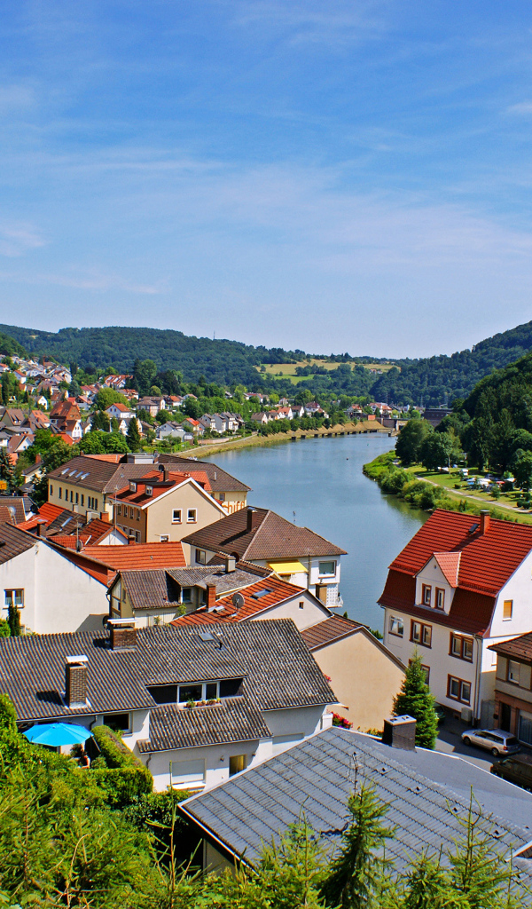 Дома у реки в городе Неккарштайнах, Германия