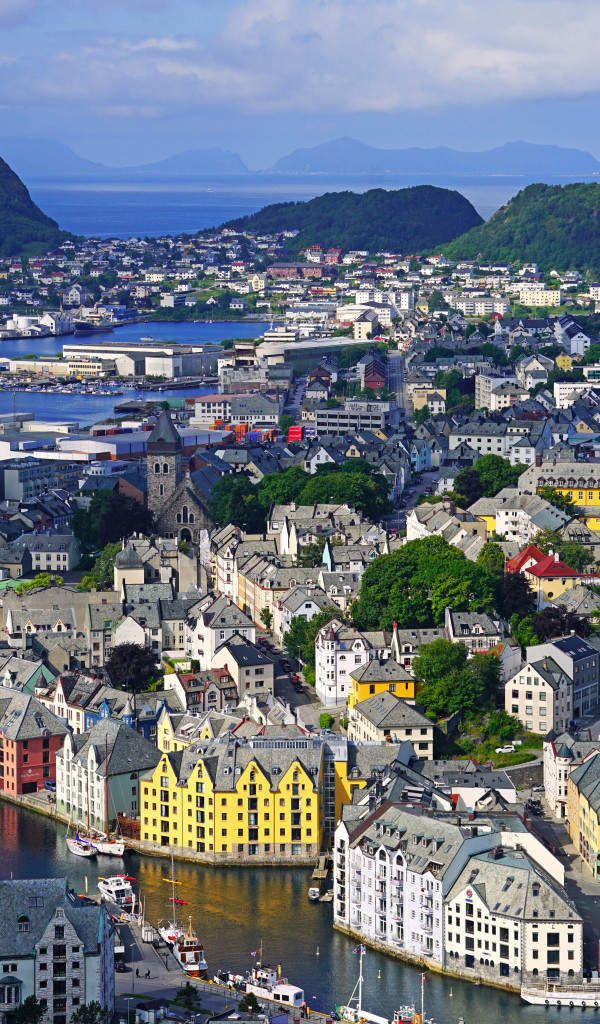 Вид на дома в городе Олесунн, Норвегия