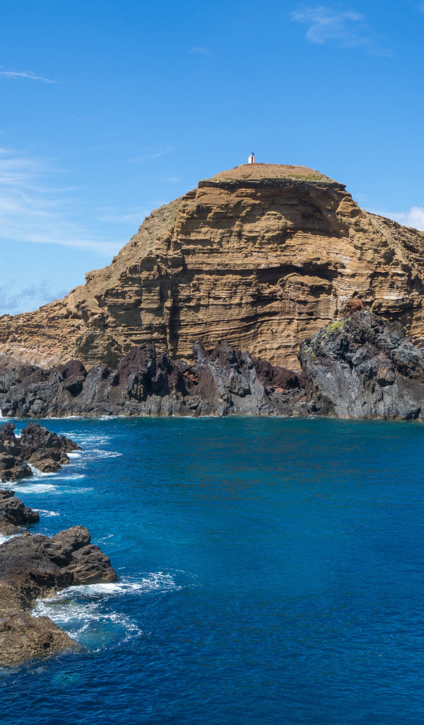 Скала в море на острове Мадейра, Португалия