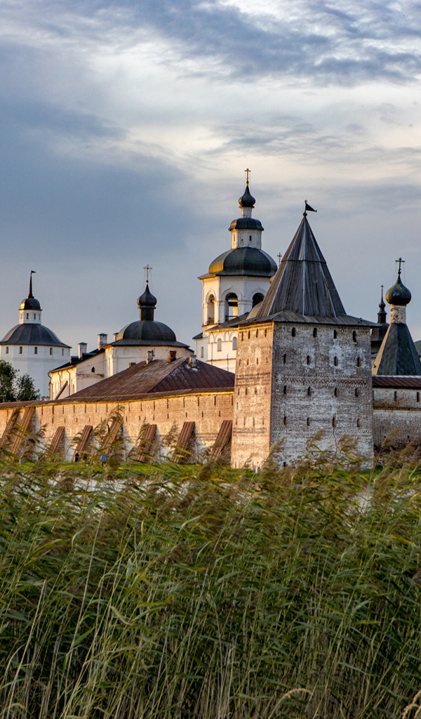 Кирилло-Белозерский монастырь  у реки, Россия