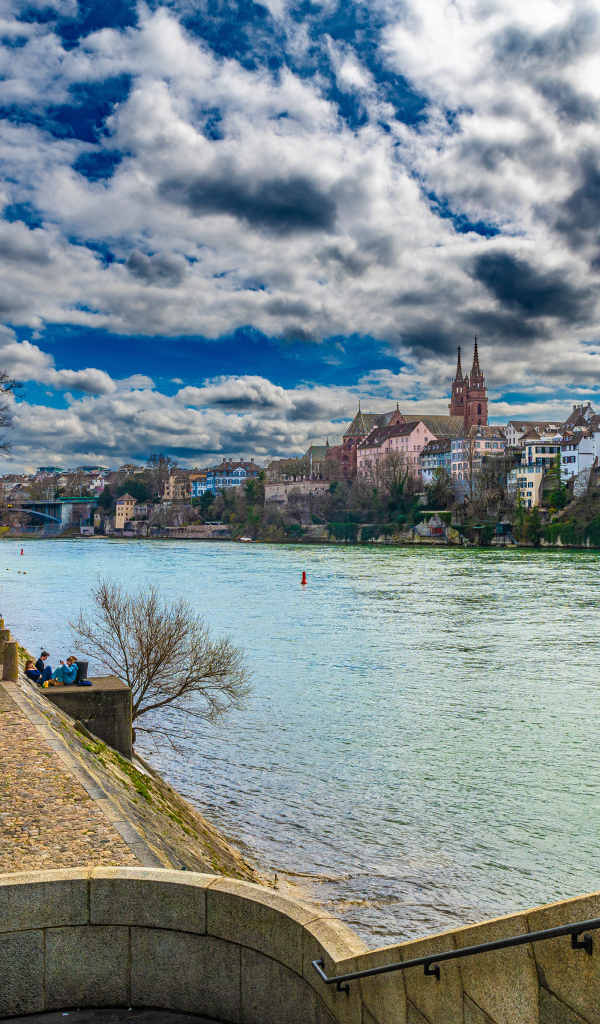 Красивый вид на старую набережную у реки, Швейцария