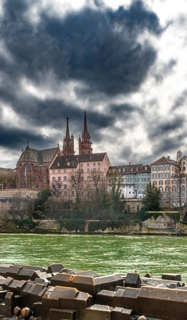 Грозовые облака над домами у реки, Швейцария