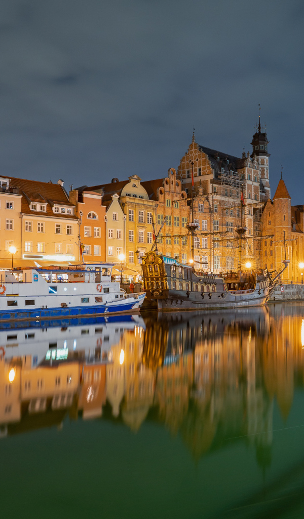Дома отражаются в водном канале, город Гданьск. Польша