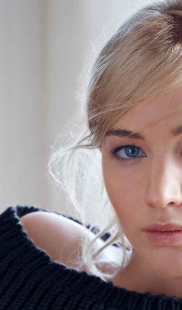 Внимательный взгляд актрисы Дженнифер Лоуренс