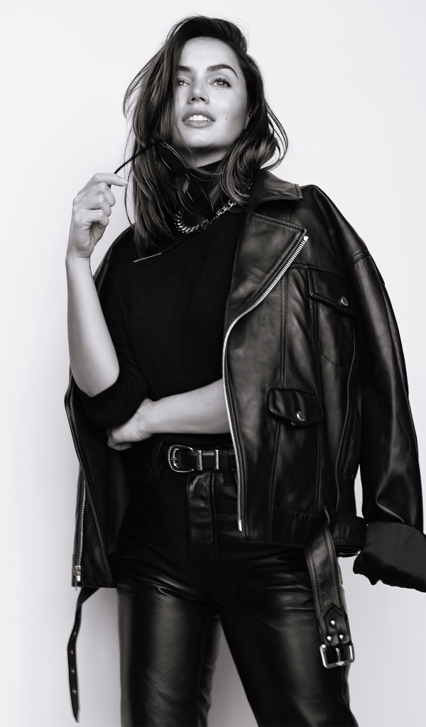 Актриса Ана де Армас в черной куртке на белом фоне