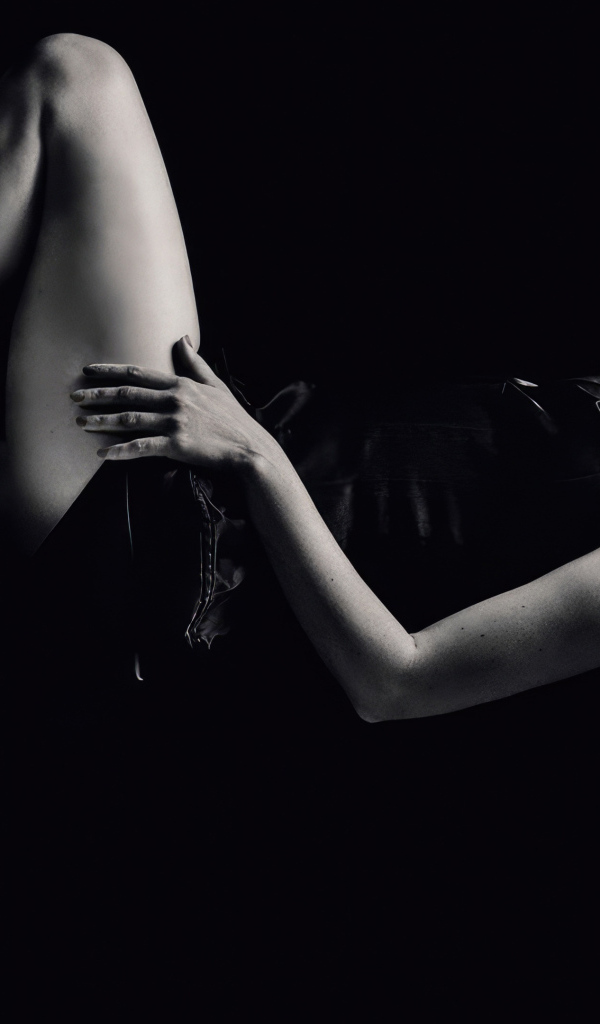 Актриса Ана де Армас лежит на черном фоне