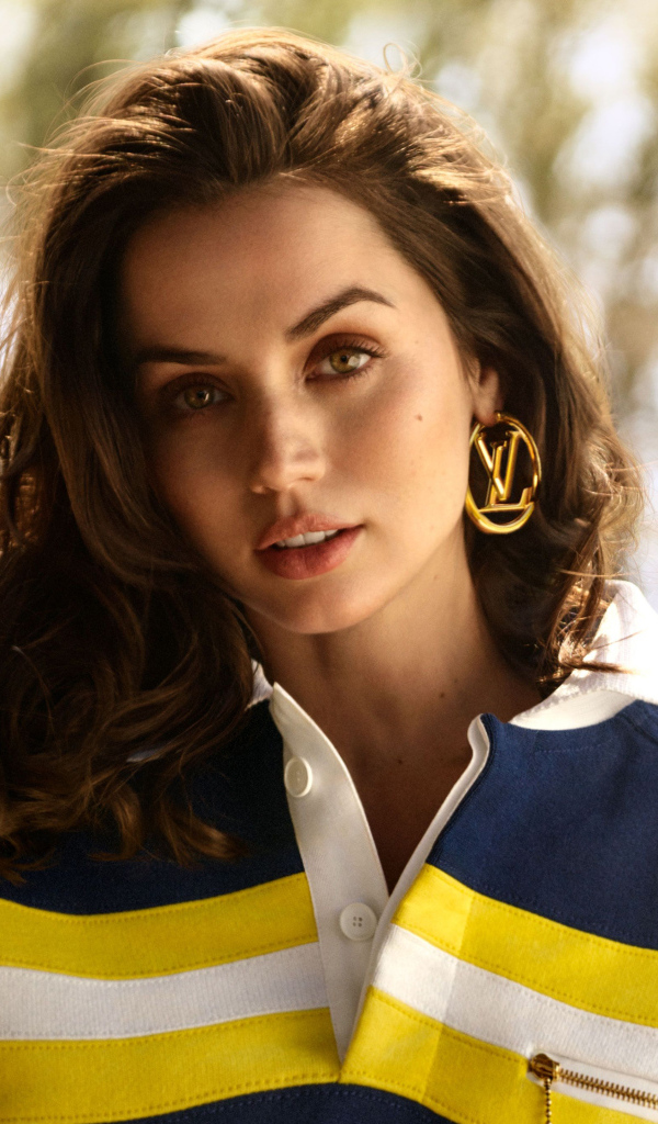 Актриса Ана де Армас с красивыми сережками