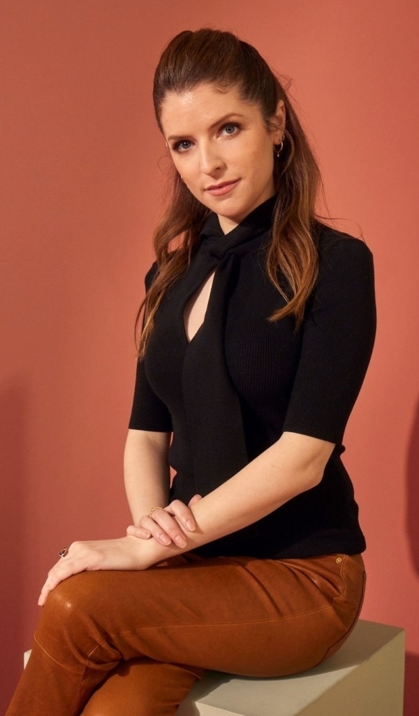 Актриса Анна Кендрик сидит на кубе