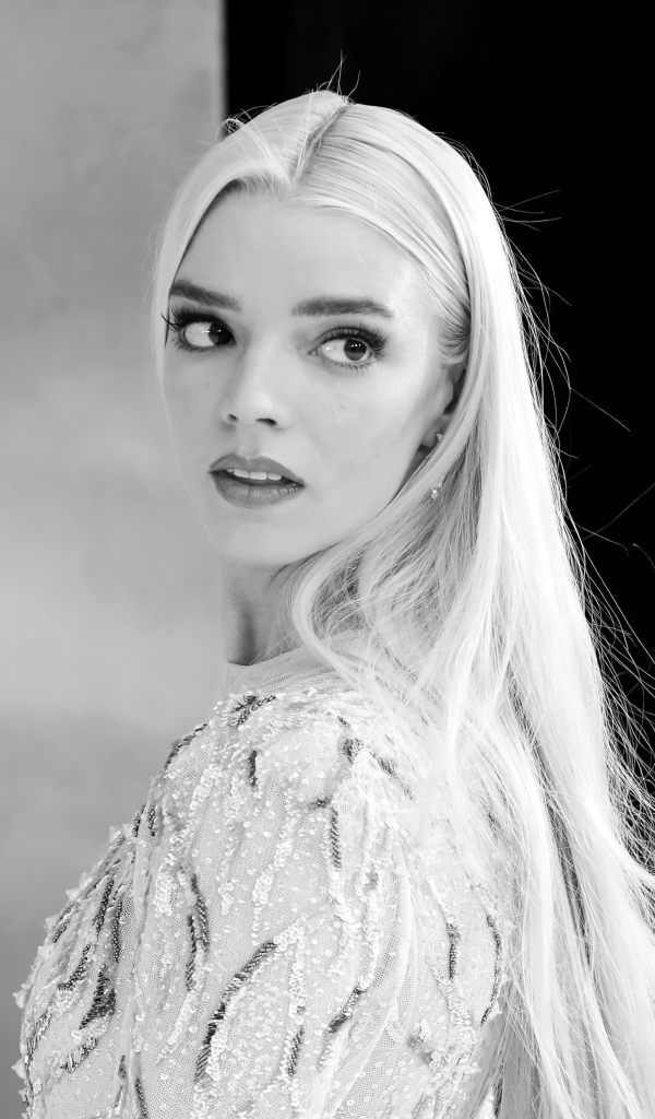 Актриса Аня Тейлор-Джой черно-белое фото