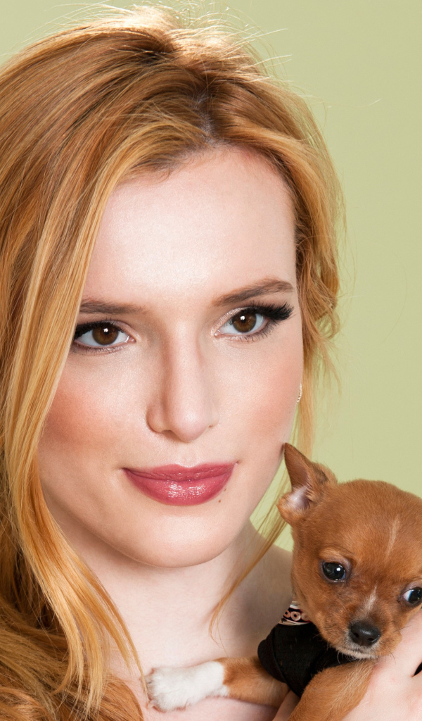 Актриса Белла Торн с маленькой собачкой