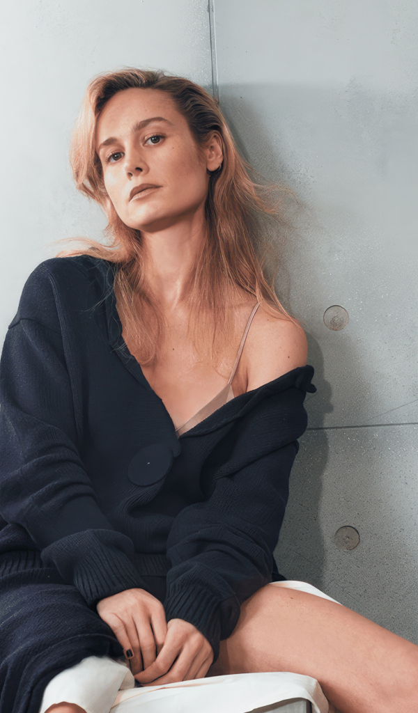 Актриса Бри Ларсон на фоне серой стены