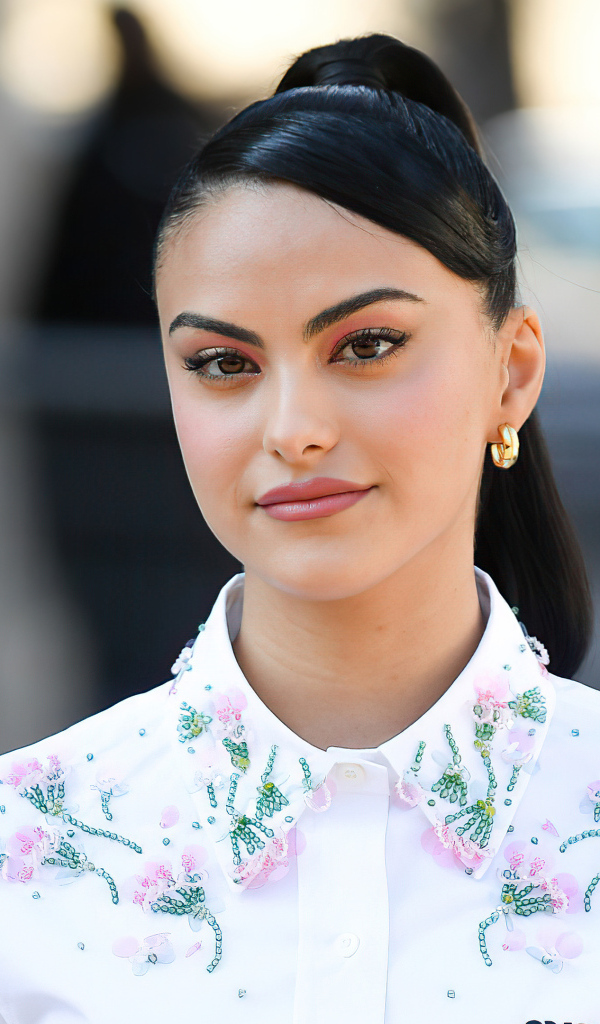 Актриса Камила Мендес в рубашке