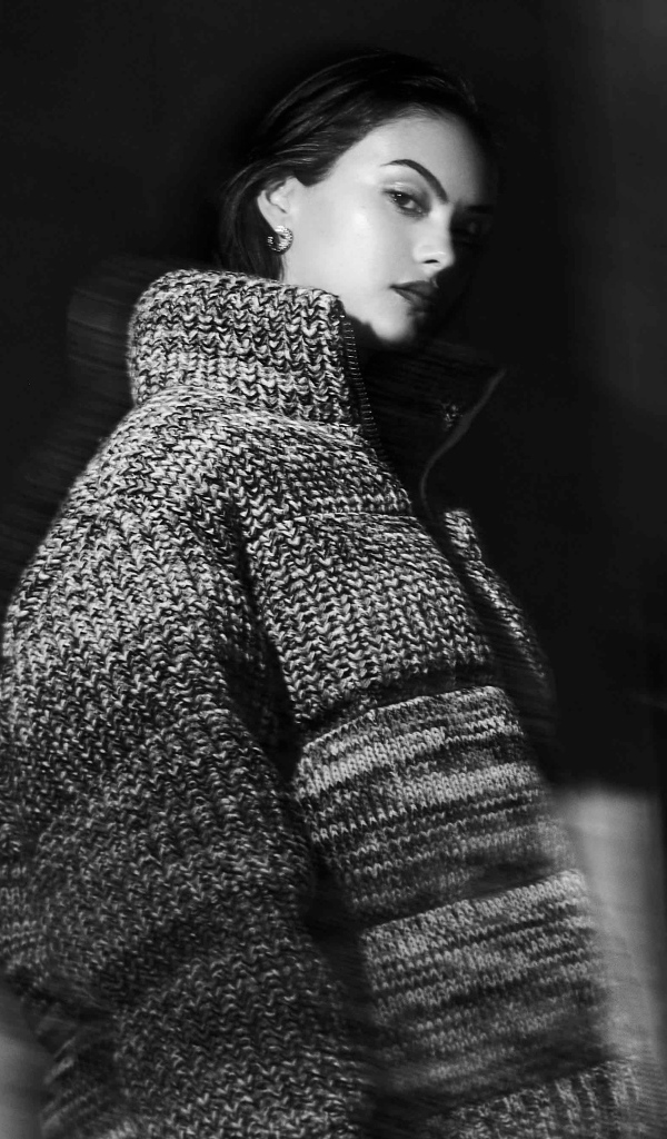 Актриса Камила Мендес в теплом свитере