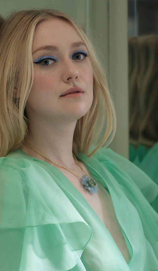 Актриса Дакота Фэннинг в зеленом платье
