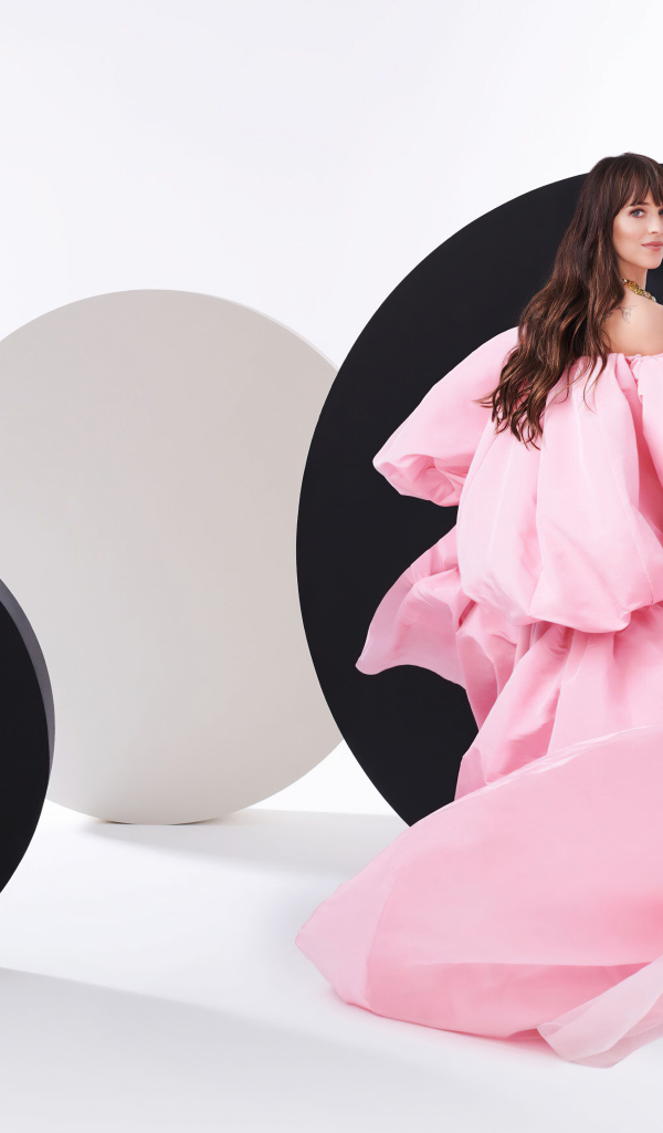 Актриса Дакота Джонсон в красивом розовом платье