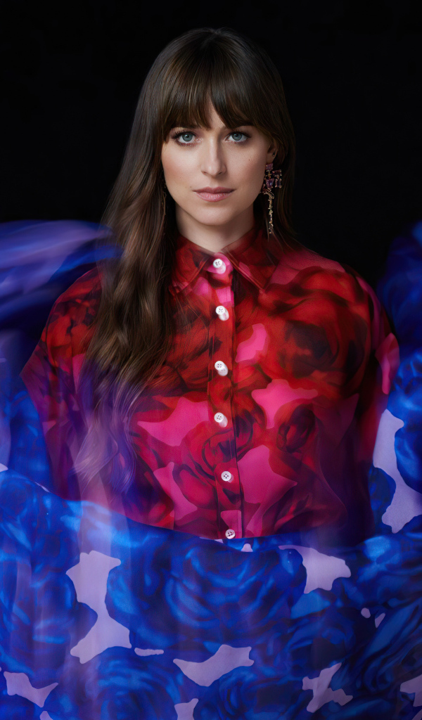 Актриса Дакота Джонсон на черном фоне