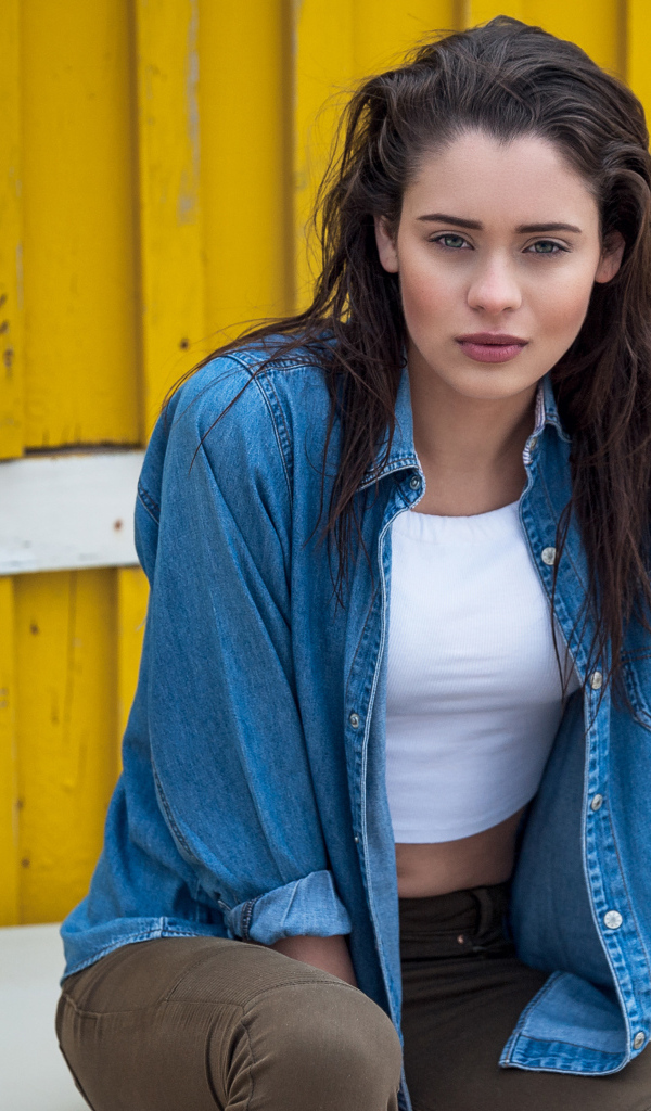 Актриса Даниэла Мелшиор в джинсовой куртке