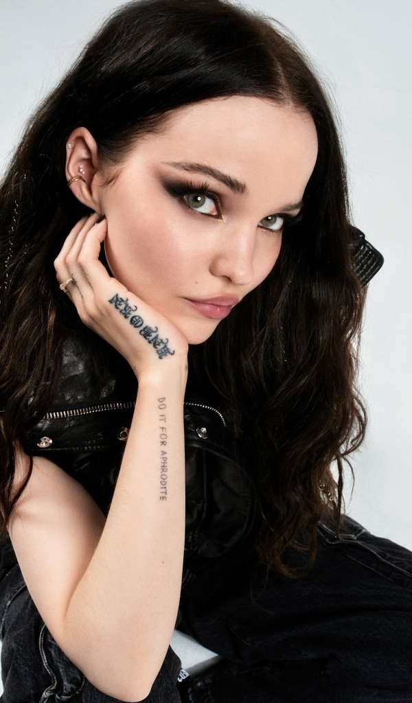 Актриса Дав Кэмерон с темными волосами