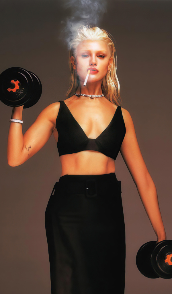 Актриса Эйса Гонсалес с гантелями в руках