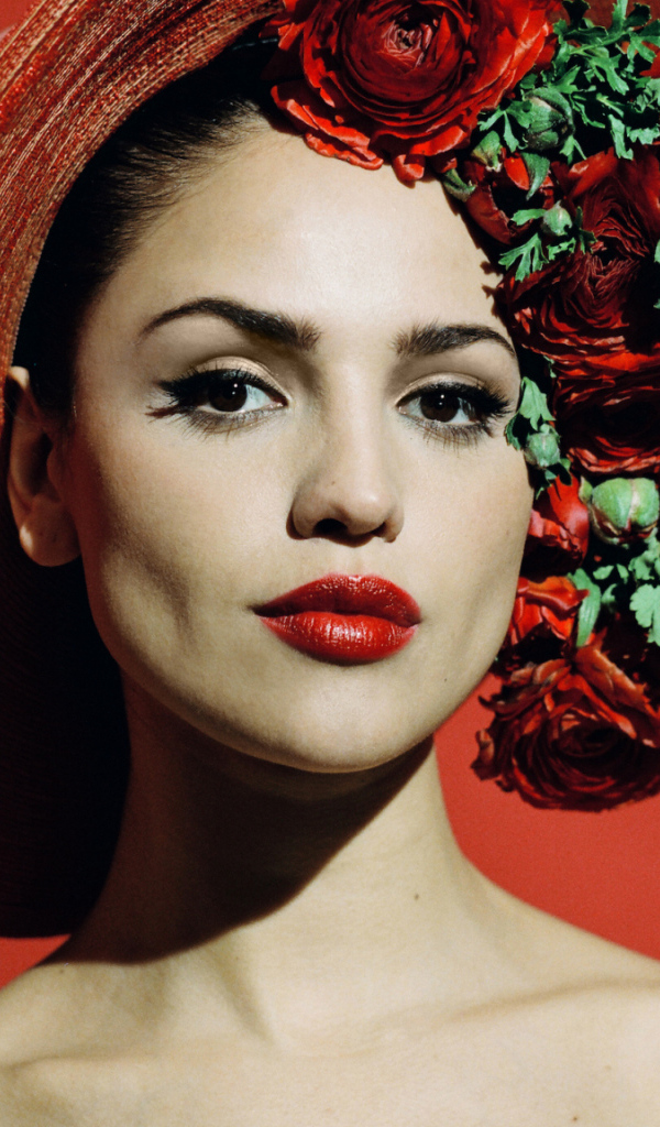 Актриса Эйса Гонсалес в шляпе с розами