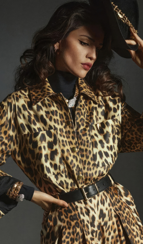 Актриса Эйса Гонсалес в леопардовом пальто