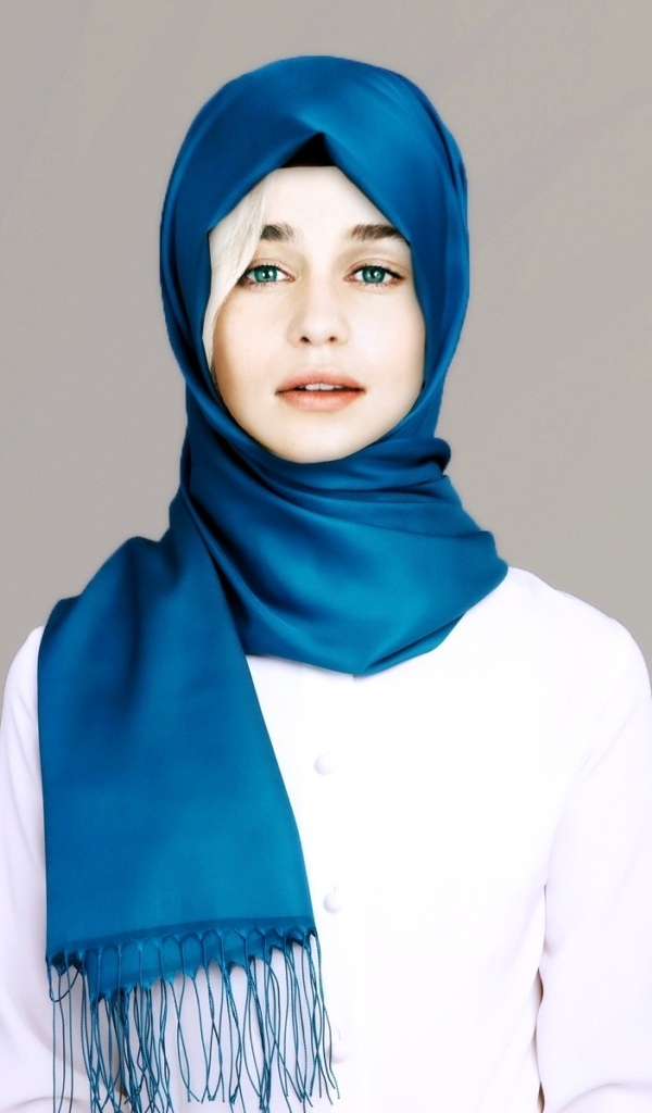 Актриса Эмилия Кларк в синем платке