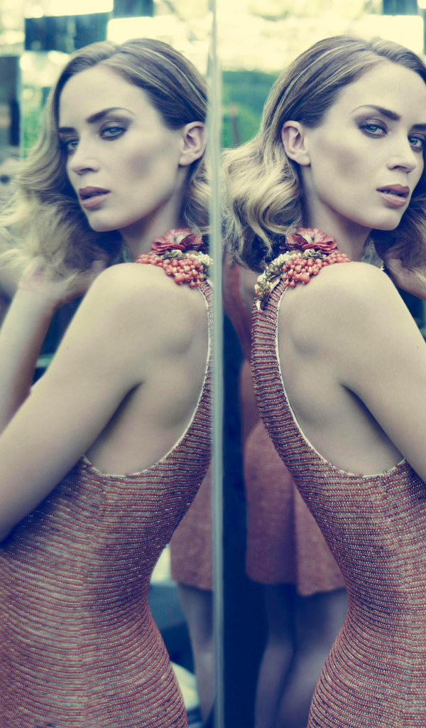 Актриса Эмили Блант отражается в зеркале