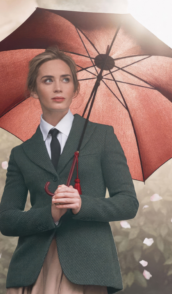 Актриса Эмили Блант стоит под зонтом