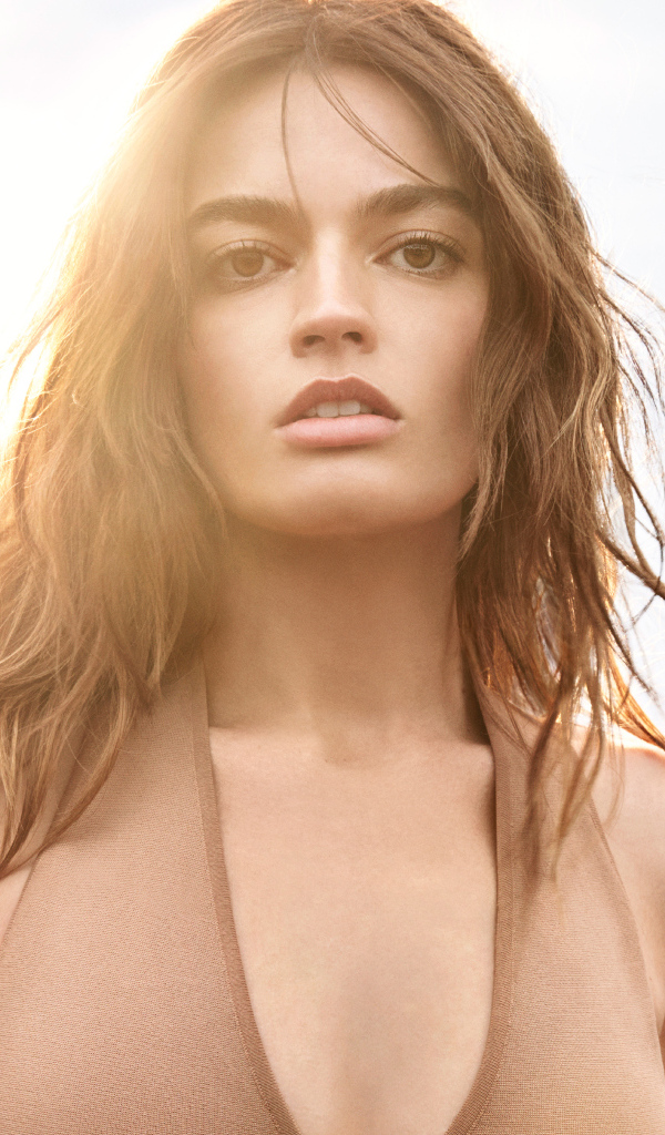 Актриса Эмма Маки  в горах