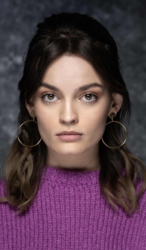 Актриса Эмма Маки на сером фоне