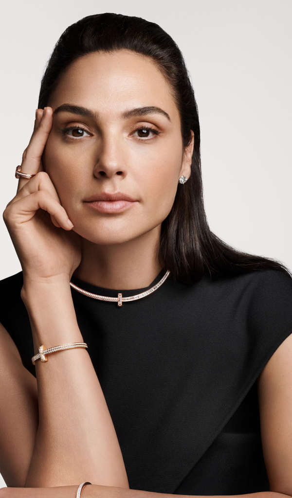 Актриса Галь Гадот в черном платье с рукой у лица