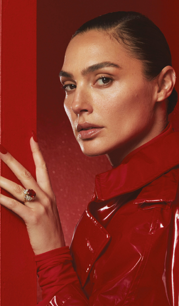 Актриса Галь Гадот в красной кожаной куртке