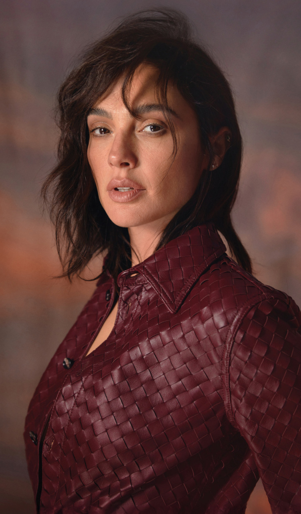 Актриса Галь Гадот в красной кожаной куртке