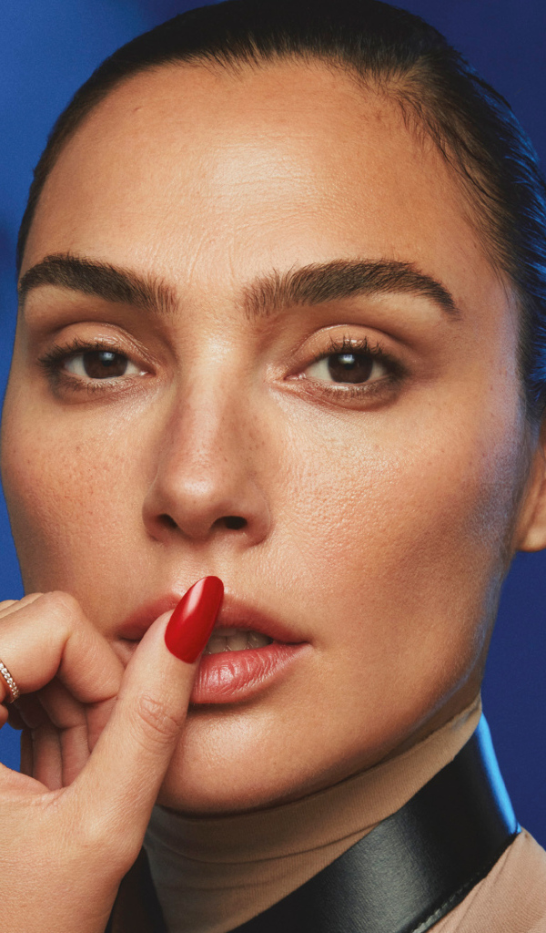 Красный маникюр у актрисы Галь Гадот