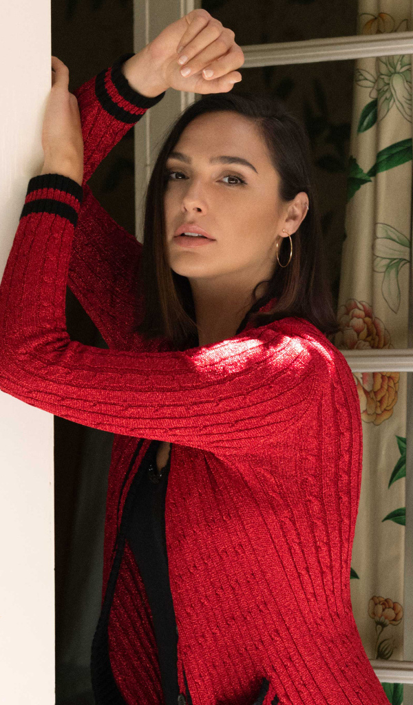 Актриса Галь Гадот стоит у окна