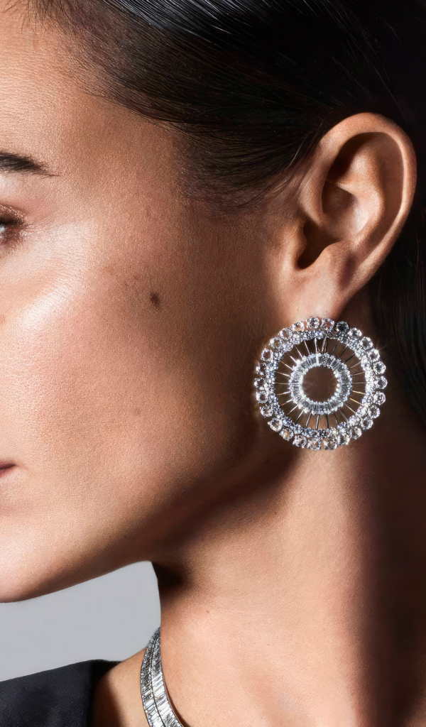 Красивые серьги у актрисы Галь Гадот