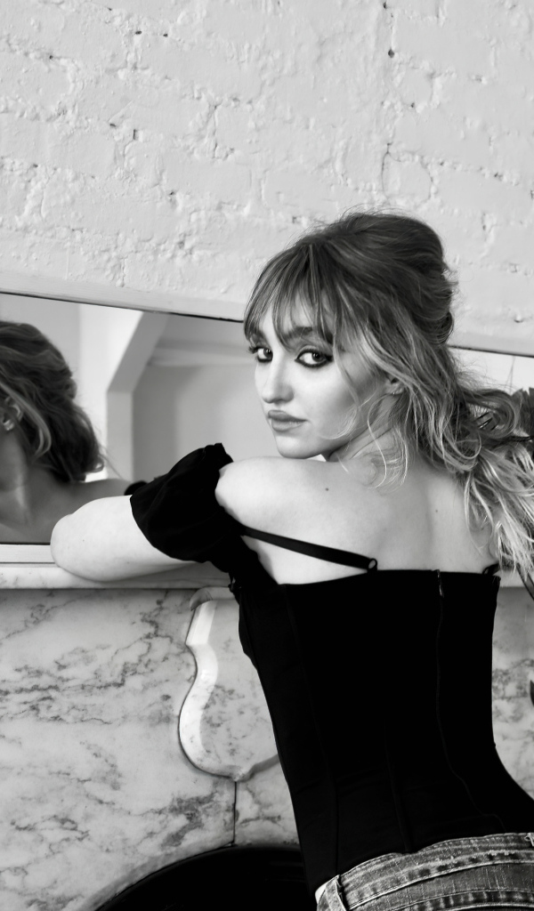 Актриса Гален Хоппер стоит у зеркала