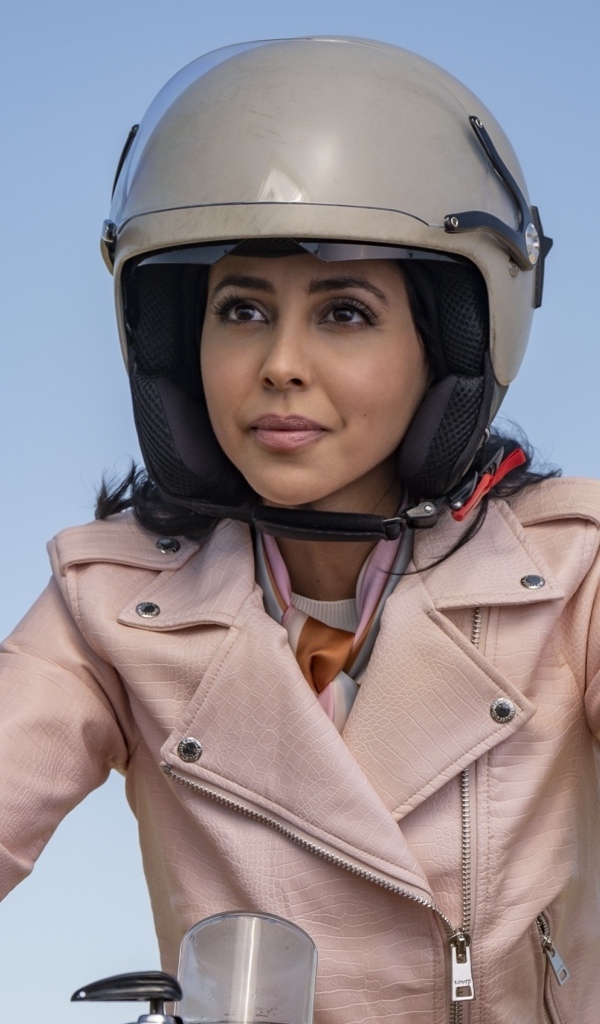 Актриса Джиа Сандху в шлеме на голубом фоне
