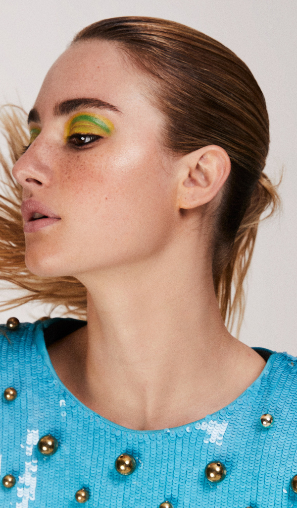 Актриса Грейс ван Паттен на сером фоне