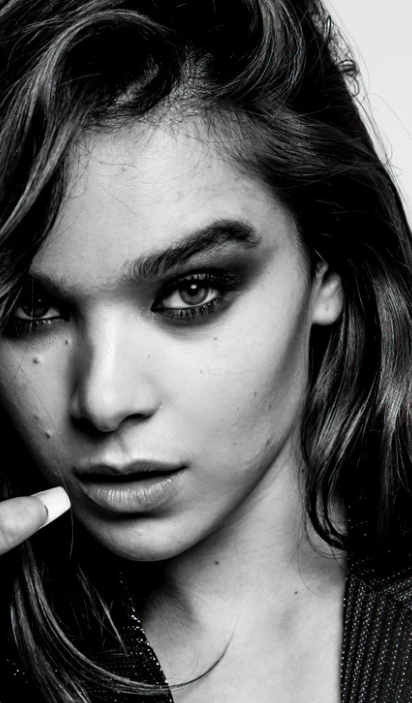 Актриса Хейли Стейнфилд черно-белое фото