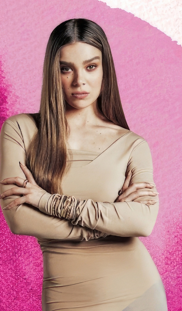 Актриса Хейли Стайнфелд на розовом фоне