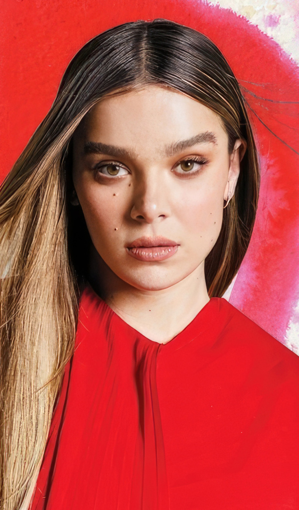 Актриса Хейли Стайнфелд на красном фоне