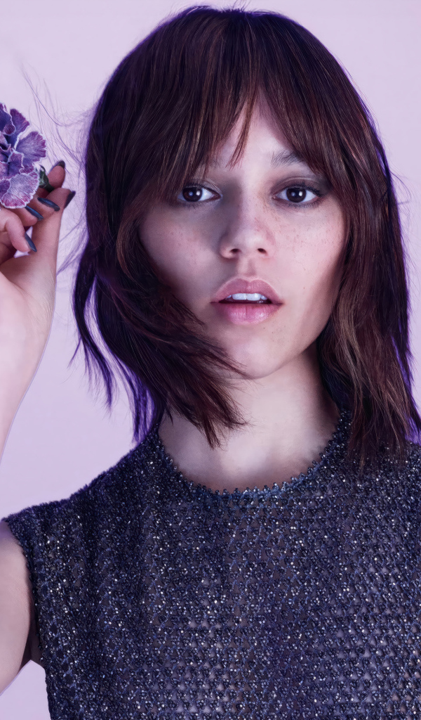 Актриса Дженна Ортега с цветком гвоздики