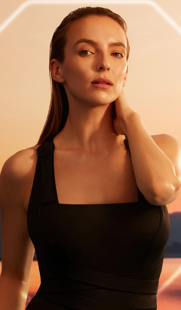 Актриса Джоди Комер в черном платье