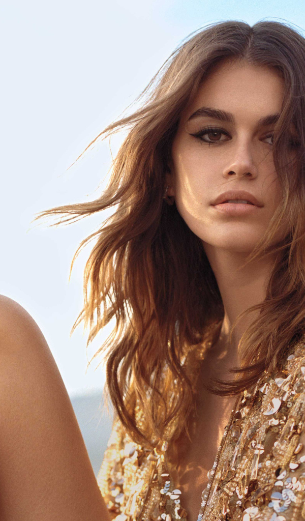 Актриса Кайя Гербер в блестящем наряде