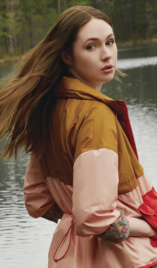 Актриса Карен Гиллан стоит у воды